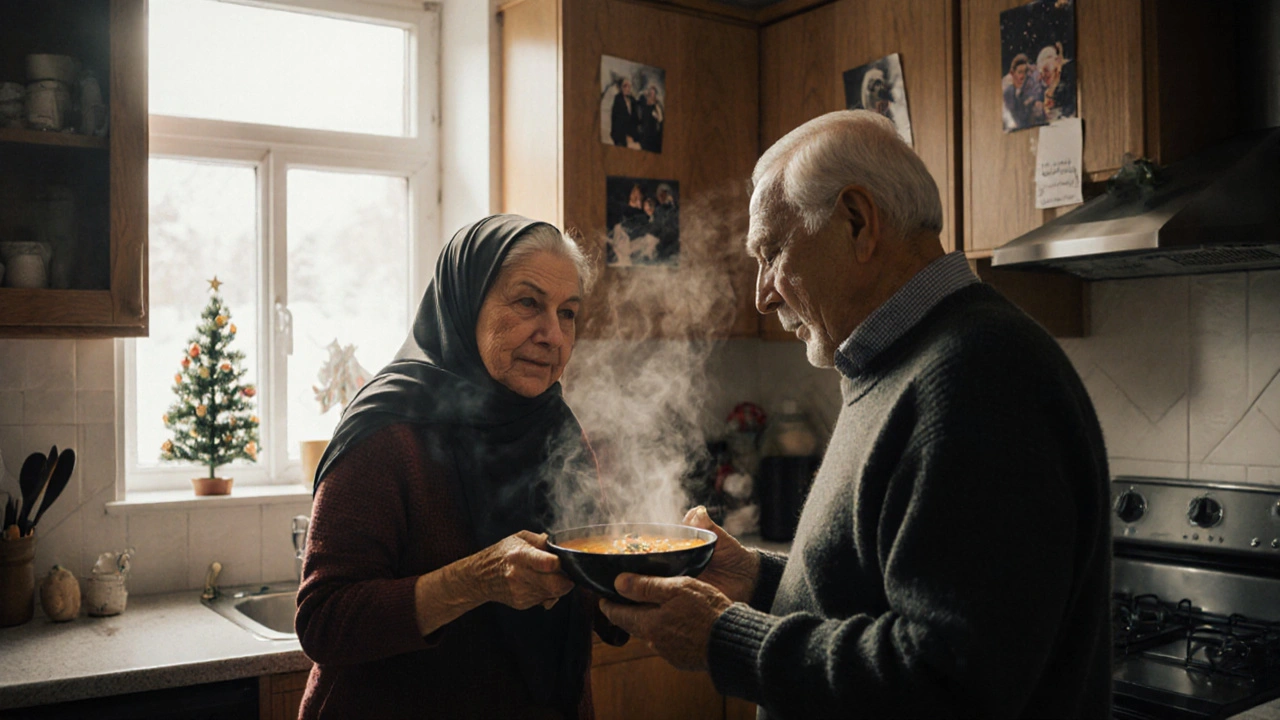 Eine türkische Frau reicht einem deutschen Nachbarn warme Kürbissuppe in der Küche.