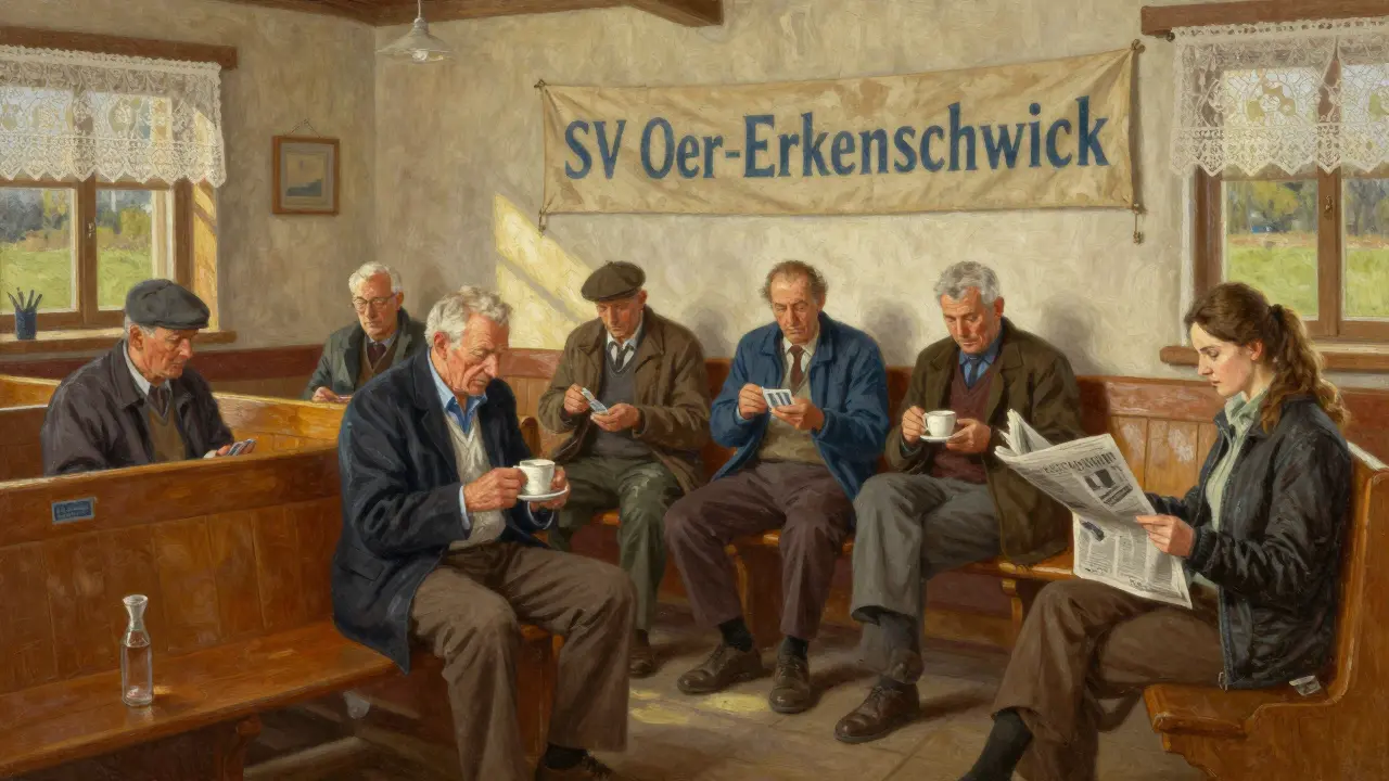 Innenaufnahme eines Gemeindesaals mit älteren Einwohnern bei Kaffee und Karten, traditionelle Einrichtung.